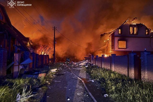 Φωτιά μετά από ρωσικές επιθέσεις στην περιοχή του Κιέβου