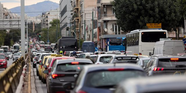 Κίνηση στους δρόμους: Καραμπόλα τεσσάρων οχημάτων στην Αττική Οδό – Μεγάλες καθυστερήσεις