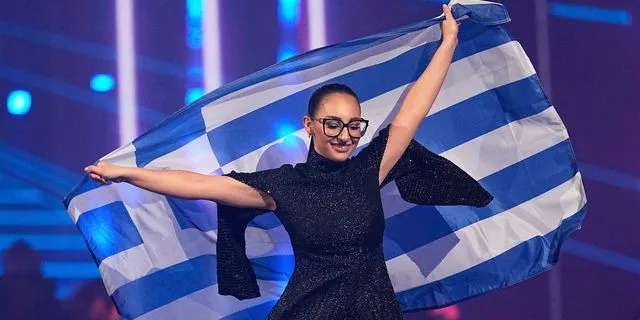 Η Klavdia ανεμίζει την ελληνική σημαία στην πρόβα του Τελικού της Eurovision στη Βασιλεία της Ελβετίας / 2025