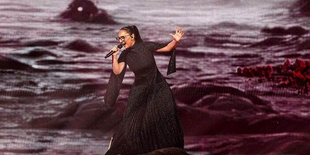 Η Klavdia ερμηνεύει την Asteromáta στη σκηνή της Eurovision 2025
