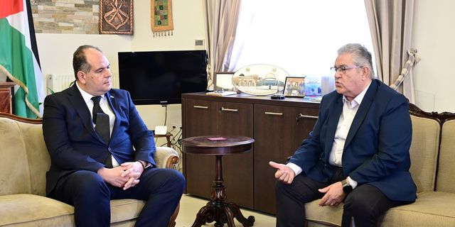 Συνάντηση του ΓΓ της ΚΕ του ΚΚΕ Δημήτρη Κουτσούμπα με τον πρέσβη της Παλαιστίνης, Yussef Dorkhom, στην Πρεσβεία της Παλαιστίνης