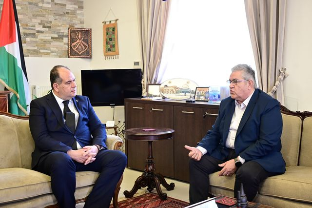 Συνάντηση του ΓΓ της ΚΕ του ΚΚΕ Δημήτρη Κουτσούμπα με τον πρέσβη της Παλαιστίνης, Yussef Dorkhom, στην Πρεσβεία της Παλαιστίνης