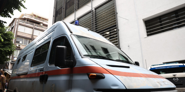 Μητροκτονία στη Λάρισα: Απολογείται ο 22χρονος που βοήθησε τον δράστη στη μεταφορά της σορού