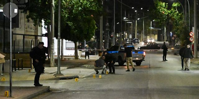 Οι σφαίρες πέφτουν χαλάζι στις γειτονιές και η κυβέρνηση τα βάζει με Εξάρχεια και ΑΕΙ