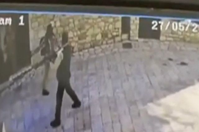 Βίντεο ντοκουμέντο: Οι ένοπλοι ληστές διαφεύγουν από τα ΕΛΤΑ στα Καλάβρυτα