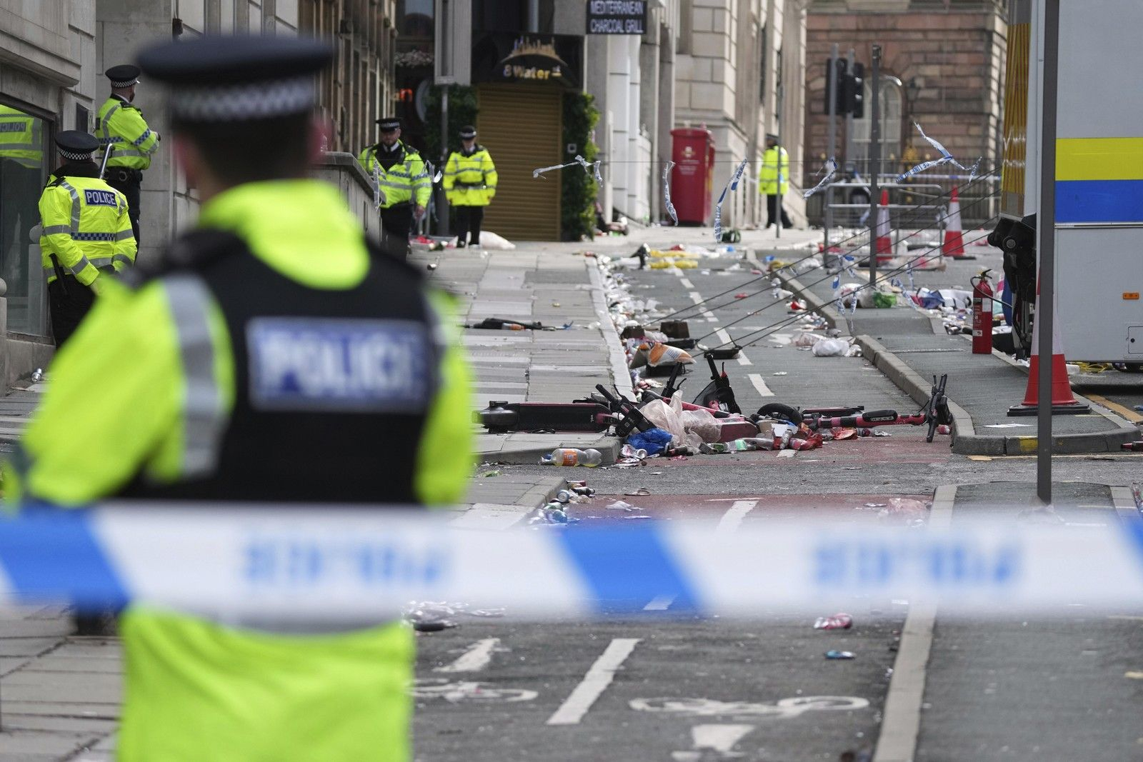 Αστυνομικοί στο σημείο όπου αυτοκίνητο έπεσε σε πεζούς στο Λίβερπουλ