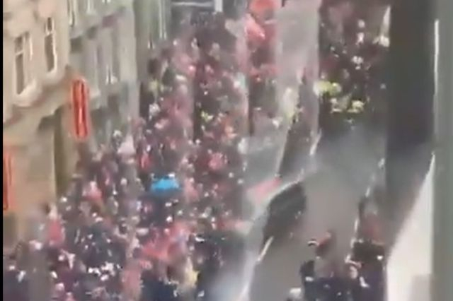 Λίβερπουλ: Βίντεο ντοκουμέντο – Η στιγμή που το αυτοκίνητο πέφτει πάνω στο πλήθος