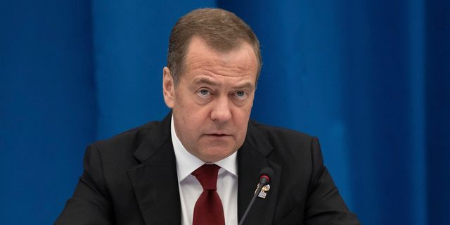Μεντβέντεφ για κυρώσεις Τραμπ: “Μια πράξη πολέμου εναντίον της Ρωσίας”