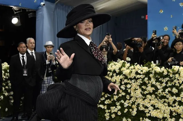 Έγκυος στο τρίτο της παιδί η Rihanna – Με φουσκωμένη κοιλίτσα στο Met Gala