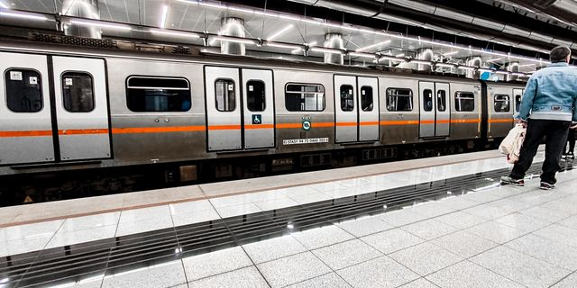 Σύνταγμα: Επεσε με το πατίνι του στις ράγες του Μετρό, αλλά σώθηκε