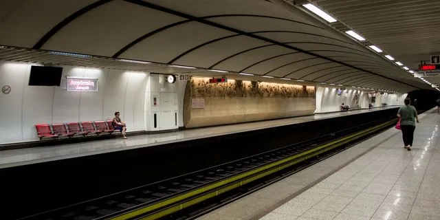 Χωρίς τις αισθήσεις του ανασύρθηκε άνδρας από τις γραμμές του μετρό “Ακρόπολη”