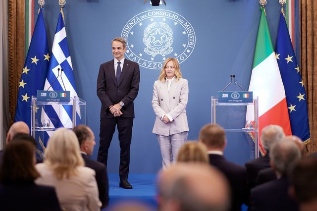 Το “καρφί” Μητσοτάκη σε Μελόνι για Τουρκία – Συμφωνία για 23 νέα τρένα