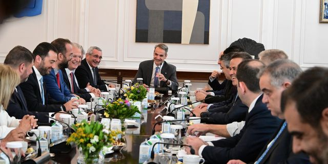 Μητσοτάκης στους 13 περιφερειάρχες: “Η κυβέρνηση θα φέρει νόμιμη, σταθερή και λειτουργική λύση για τους οικισμούς”