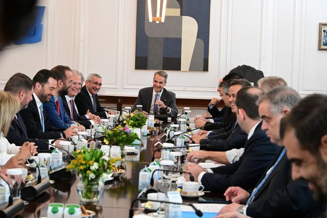 Μητσοτάκης στους 13 περιφερειάρχες: “Η κυβέρνηση θα φέρει νόμιμη, σταθερή και λειτουργική λύση για τους οικισμούς”