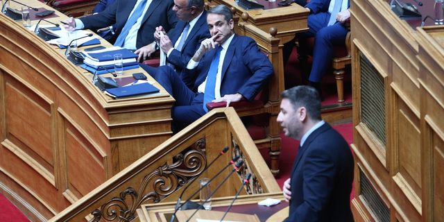 Τέμπη: Η ΝΔ βάζει στο στόχαστρο τον Ανδρουλάκη