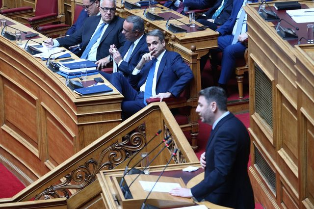 Τέμπη: Η ΝΔ βάζει στο στόχαστρο τον Ανδρουλάκη