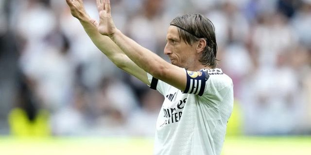 Ρεάλ: Η αποθέωση των Μόντριτς και Αντσελότι στο Μπερναμπέου με αποχαιρετιστήριο πανό