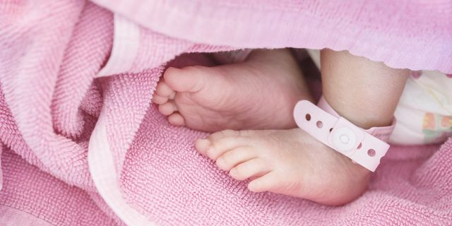 Άλιμος: Βρέφος βρέθηκε σε μαύρη σακούλα δίπλα σε κάδο απορριμάτων