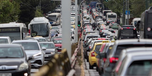 Κίνηση στους δρόμους: Καθυστερήσεις σε Κηφισό και κέντρο – LIVE ΧΑΡΤΗΣ
