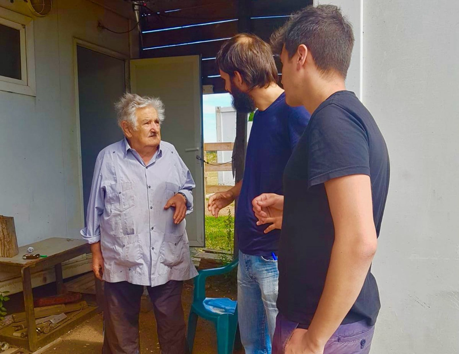 Ο Πέπε υποδέχεται τους τρεις φίλους στο αγρόκτημά του