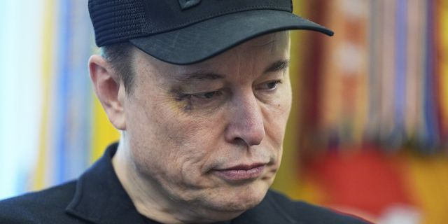 Με μαυρισμένο μάτι ο Ίλον Μασκ δίπλα στον Τραμπ