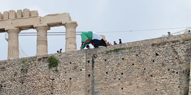 Προσαγωγές μελών της Νέας Αριστεράς – Σήκωσαν σημαία της Παλαιστίνης στην Ακρόπολη