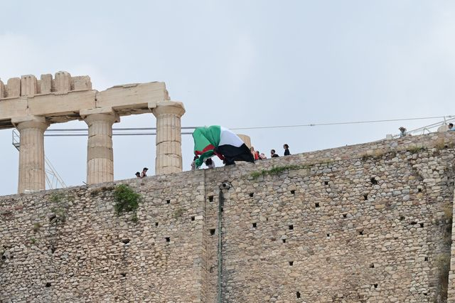 Προσαγωγές μελών της Νέας Αριστεράς – Σήκωσαν σημαία της Παλαιστίνης στην Ακρόπολη