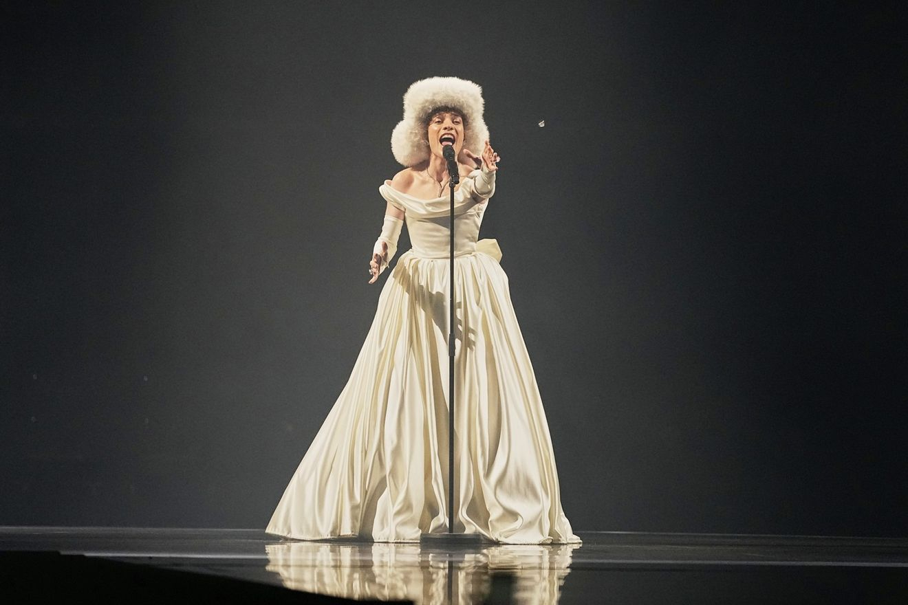 Eurovision 2025: Εντυπωσίασε το Nemo – Με λευκό φόρεμα στην έναρξη του τελικού