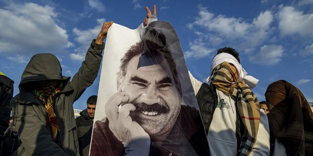 Νέοι κρατούν φωτογραφία του Αμντουλάχ Οτσαλάν