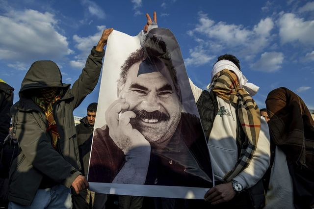 Νέοι κρατούν φωτογραφία του Αμντουλάχ Οτσαλάν