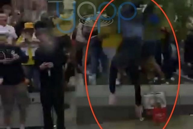 Βγήκε από το κώμα ο οπαδός της Λιντς που έπεσε από δέντρο ενώ πανηγύριζε την άνοδο στην Premier League