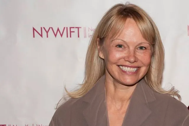 Met Gala 2025: Η Pamela Anderson έκλεψε τις εντυπώσεις – Το νέο look της