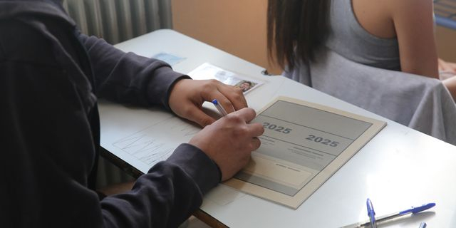 Στιγμιότυπο από γενικό Λύκειο της Αθήνας, Παρασκευή 30 Μαΐου 2025. Έναρξη των πανελλαδικών εξετάσεων με τους υποψηφίους των Γενικών Λυκείων (ΓΕΛ), να διαγωνίζονται στο μάθημα της Νεοελληνικής Γλώσσας και Λογοτεχνίας (Γενικής Παιδείας).
