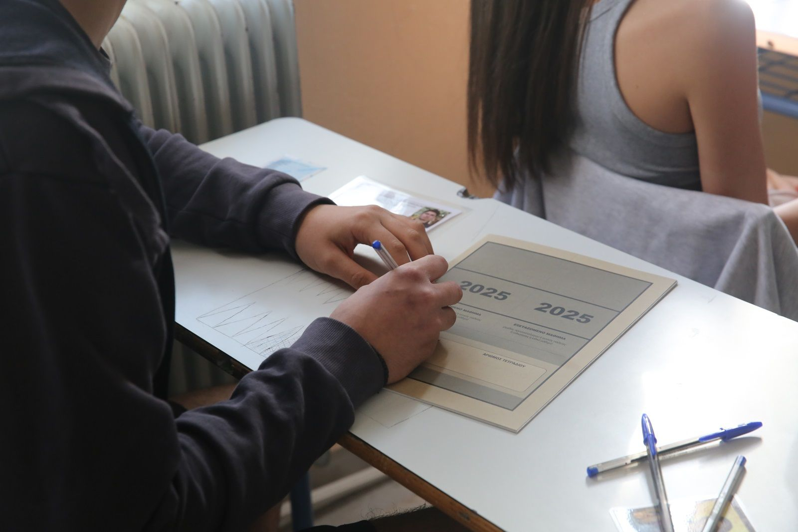 Στιγμιότυπο από γενικό Λύκειο της Αθήνας, Παρασκευή 30 Μαΐου 2025. Έναρξη των πανελλαδικών εξετάσεων με τους υποψηφίους των Γενικών Λυκείων (ΓΕΛ), να διαγωνίζονται στο μάθημα της Νεοελληνικής Γλώσσας και Λογοτεχνίας (Γενικής Παιδείας).