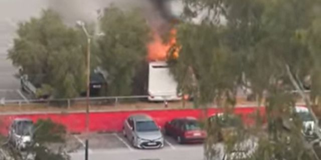 Πειραιάς: Φωτιά σε τροχόσπιτο στο Μικρολίμανο