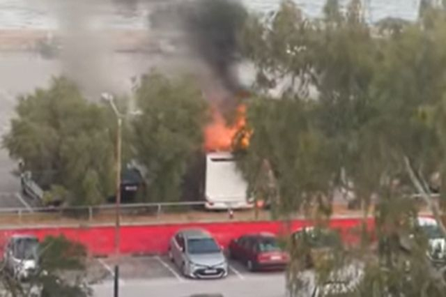Πειραιάς: Φωτιά σε τροχόσπιτο στο Μικρολίμανο