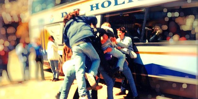 Τι γινόταν στις πενθήμερες των ’90s; Χαοτικές φωτογραφίες με τσουλούφια και κασετόφωνα