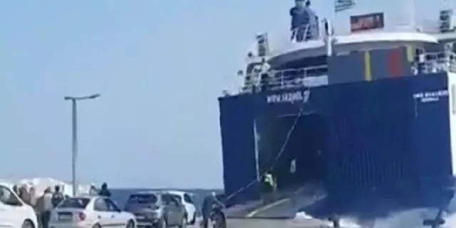 Kάβος πλοίου στην Αλόννησο σπάει, ενώ επιβιβάζονται αυτοκίνητα