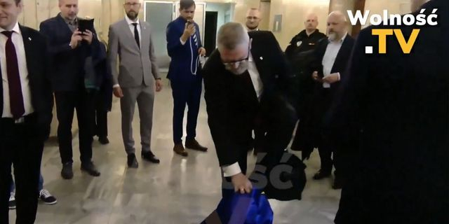 Ευρωβουλευτής σκούπισε τα παπούτσια του με τη σημαία της ΕΕ και μετά την έκαψε