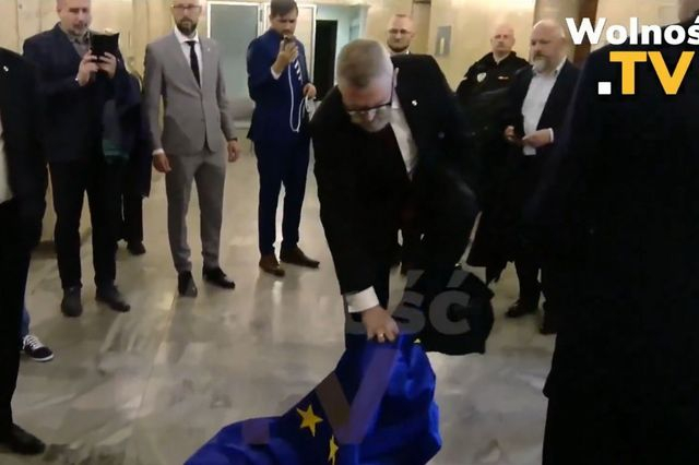 Ευρωβουλευτής σκούπισε τα παπούτσια του με τη σημαία της ΕΕ και μετά την έκαψε