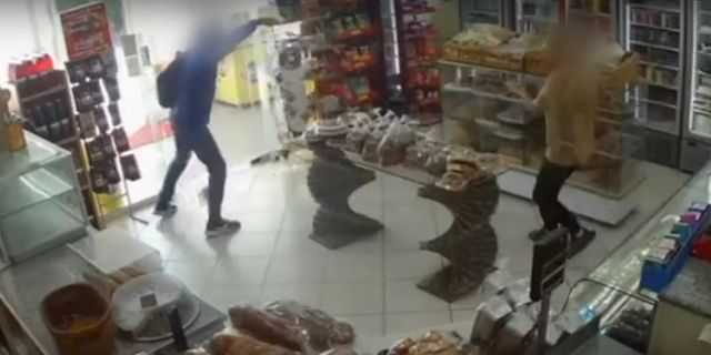 Πόρτο Ράφτη: Ιδιοκτήτης φούρνου πάλεψε με ληστή για τις εισπράξεις – Βίντεο