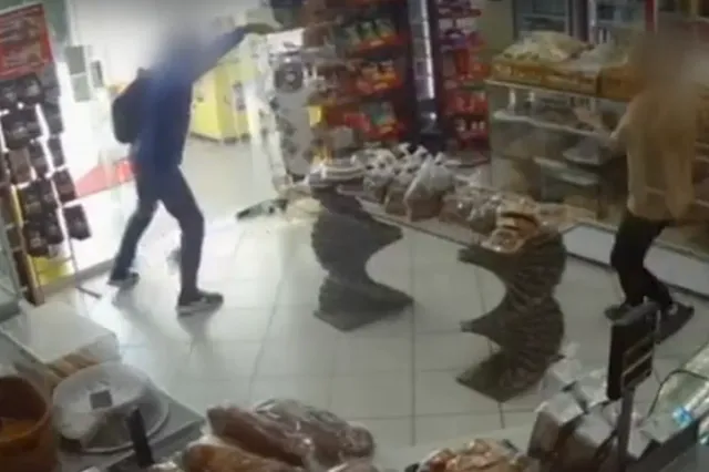Πόρτο Ράφτη: Ιδιοκτήτης φούρνου πάλεψε με ληστή για τις εισπράξεις – Βίντεο