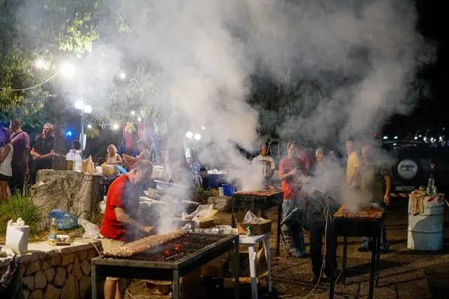 Μαρινάκης: Πώς θα γινόταν πανηγύρι χωρίς σουβλάκια;