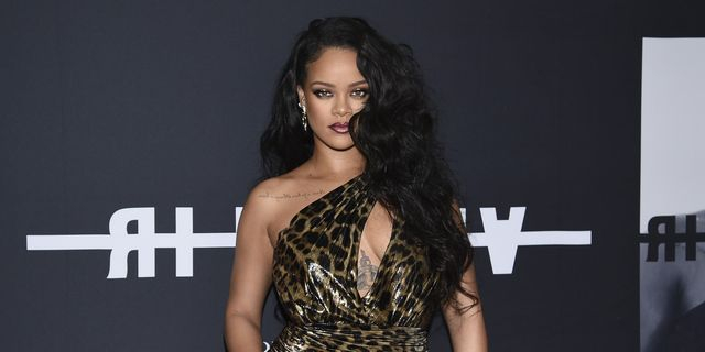 Rihanna: Ποζάρει με σέξι εσώρουχα, “κρύβει την κοιλίτσα της” και ανεβάζει την θερμοκρασία
