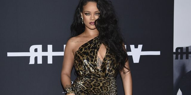 Rihanna: Ποζάρει με σέξι εσώρουχα, “κρύβει την κοιλίτσα της” και ανεβάζει την θερμοκρασία