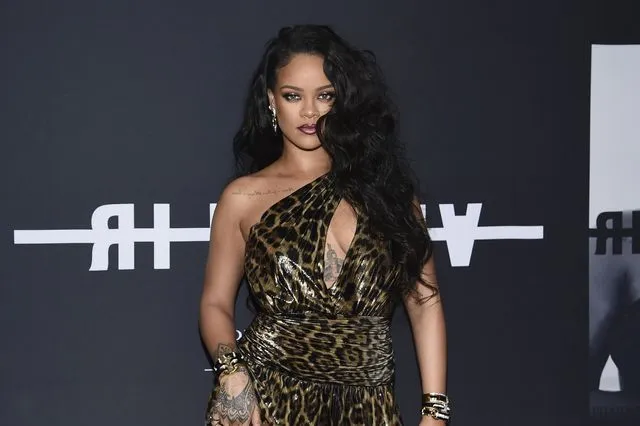 Rihanna: Ποζάρει με σέξι εσώρουχα, “κρύβει την κοιλίτσα της” και ανεβάζει την θερμοκρασία