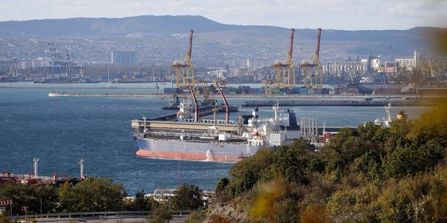 Δεξαμενόπλοιο πετρελαίου είναι δεμένο στο συγκρότημα Σκεςκάρις, μέρος της Chernomortransneft ΑΕ, θυγατρικής της Transneft ΑΕ, στη Νόβοροσισκ της Ρωσίας,