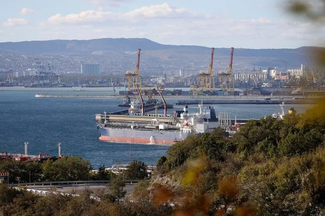 Δεξαμενόπλοιο πετρελαίου είναι δεμένο στο συγκρότημα Σκεςκάρις, μέρος της Chernomortransneft ΑΕ, θυγατρικής της Transneft ΑΕ, στη Νόβοροσισκ της Ρωσίας,
