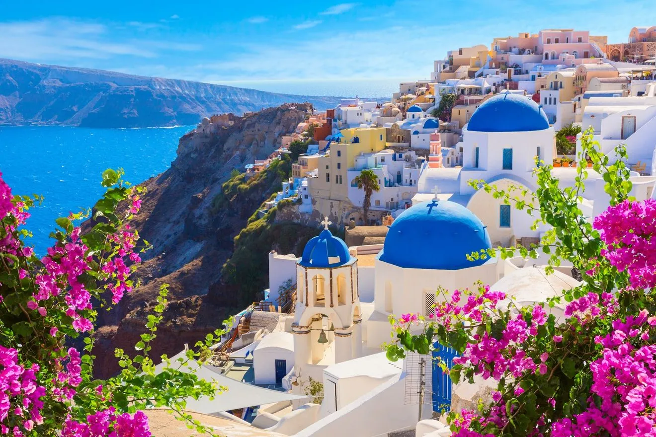 Η Σαντορίνη ξανά στην κορυφή – Πού ονειρεύονται να πάνε γαμήλιο ταξίδι οι Αμερικανοί το 2025