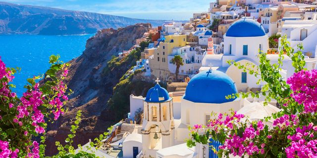 Η Σαντορίνη ξανά στην κορυφή – Πού ονειρεύονται να πάνε γαμήλιο ταξίδι οι Αμερικανοί το 2025